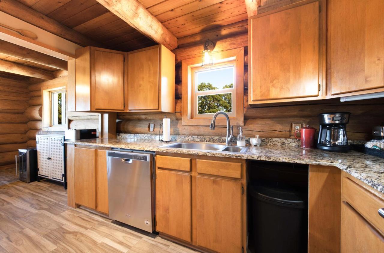 Rowland Log Cabin Home Lyle 外观 照片